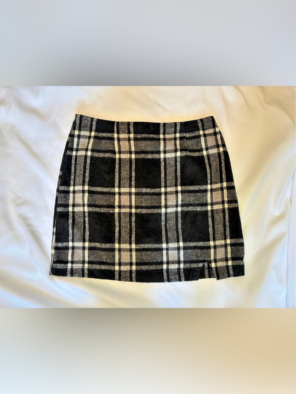 Women’s M Lulus Plaid Mini Skirt in Black & White Size Medium Like New